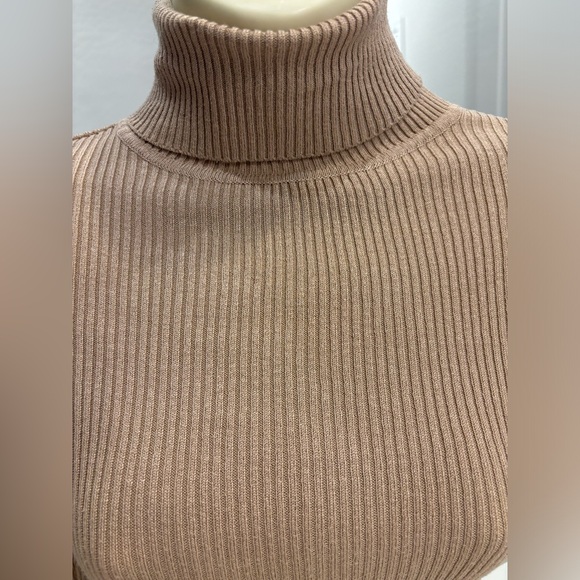 Tan Sweater shirt long neck nude woman size medium - Picture 4 of 5